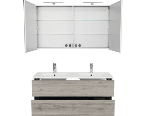 Moderne badkamermeubelset met dubbele wastafel in houtlook en geopende driedeurse spiegelkast met ledverlichting en glazen schappen.
