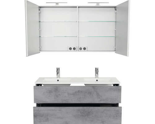 Badkamermeubelset met dubbele wastafel, grijze onderkast in betonlook en spiegelkast met verlichting en glazen planken.