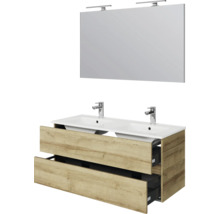 Dubbel wastafelmeubel in houtlook met twee wasbakken, twee kranen en een grote spiegel met twee led-lampen.