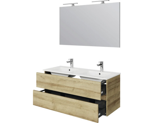Dubbel wastafelmeubel in houtlook met twee wasbakken, twee kranen en een grote spiegel met twee led-lampen.