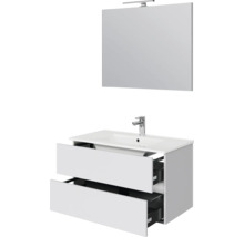 Witte wastafelonderkast met twee open laden, wastafel, verchroomde kraan en rechthoekige spiegel met lamp.