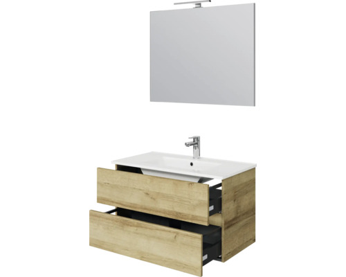 Badmeubelset bestaande uit wastafelonderkast in eikenlook met twee laden, witte wastafel, kraan en spiegel met verlichting.