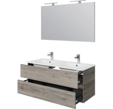 Dubbele wastafel met onderkast in houtlook, twee kranen en grote spiegel met verlichting.