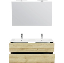 Moderne badkamermeubelset met een dubbele wastafel, twee kranen, een onderkast in eikenlook met twee lades en een grote spiegel met verlichting.
