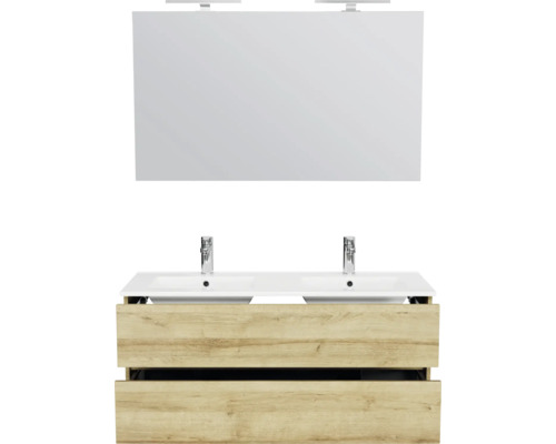 Moderne badkamermeubelset met een dubbele wastafel, twee kranen, een onderkast in eikenlook met twee lades en een grote spiegel met verlichting.