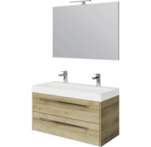 Badkamermeubelset bestaande uit een wastafelonderkast in houtlook met twee laden, een dubbele wastafel en een spiegel met verlichting.