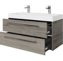 Badkamermeubel in houtlook met dubbele wastafel en twee kranen, twee lades met stanggrepen.