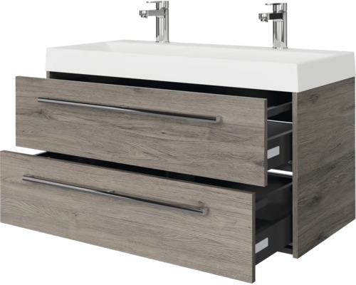 Badkamermeubel in houtlook met dubbele wastafel en twee kranen, twee lades met stanggrepen.