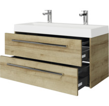 Badmeubelset met dubbele wastafel, twee lades in eikenlook en twee verchroomde kranen.