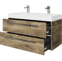 Wastafelonderkast met dubbele wastafel en twee laden in houtlook, inclusief twee chromen kranen.