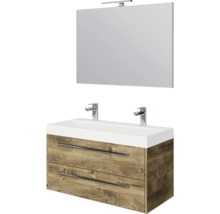 Badkamermeubelset met onderkast in houtlook, twee lades, witte dubbele wastafel en spiegel met lamp.