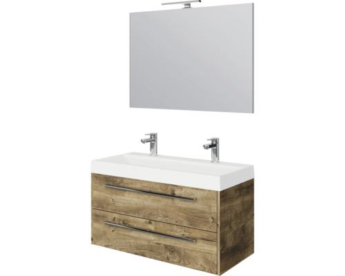 Badkamermeubelset met onderkast in houtlook, twee lades, witte dubbele wastafel en spiegel met lamp.