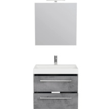 Moderne badkamermeubelset met spiegel, verlichting, witte wastafel en onderkast met twee laden in betonlook en verchroomde handgrepen.