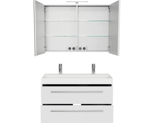 Badmeubelset met witte wastafelonderkast, dubbele wastafel, twee kranen en open spiegelkast met verlichting, glazen schappen en stopcontacten.