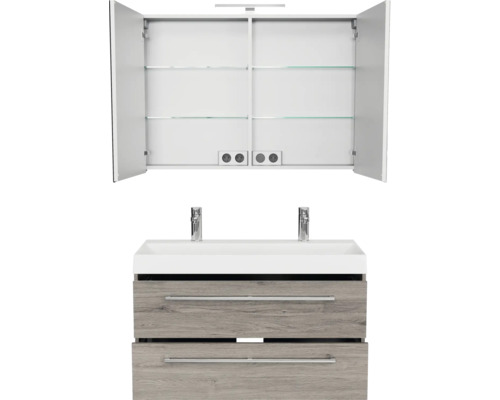 Badkamermeubelset bestaande uit een dubbel wastafelmeubel in houtlook met twee laden en een geopende spiegelkast met glazen planken.