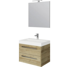 Badkamermeubelset met wastafelonderkast in houtlook, witte wastafel, kraan en spiegel met verlichting.