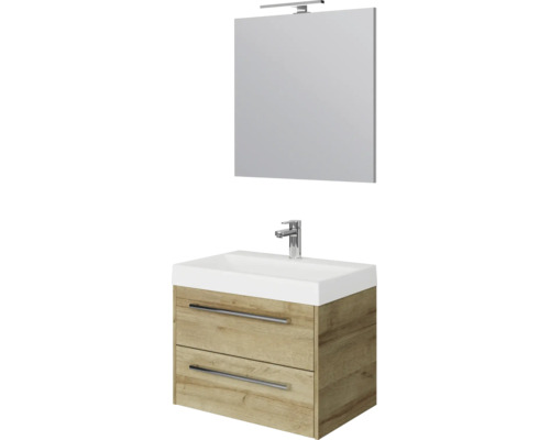 Badkamermeubelset met wastafelonderkast in houtlook, witte wastafel, kraan en spiegel met verlichting.