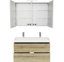 Moderne badmeubelset met open spiegelkast, verlichting, stopcontacten en dubbele wastafel met onderkast in houtlook.