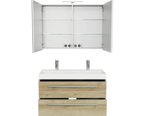 Moderne badmeubelset met open spiegelkast, verlichting, stopcontacten en dubbele wastafel met onderkast in houtlook.