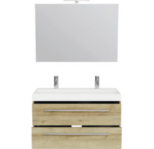 Badkamermeubelset bestaande uit een witte dubbele wastafel, hangende onderkast in houtlook met twee laden en een spiegel met verlichting.