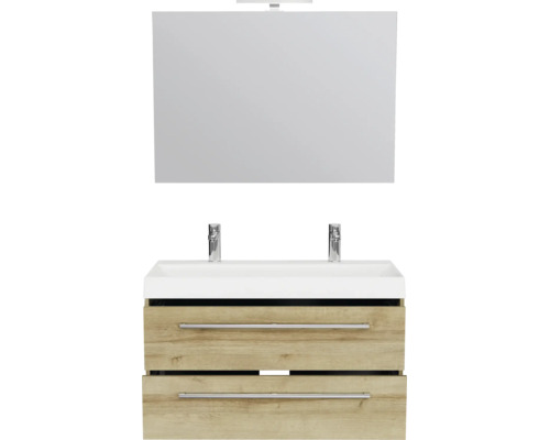 Badkamermeubelset bestaande uit een witte dubbele wastafel, hangende onderkast in houtlook met twee laden en een spiegel met verlichting.