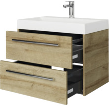 Wastafelonderkast in houtlook met twee geopende laden, witte wastafel en verchroomde kraan.