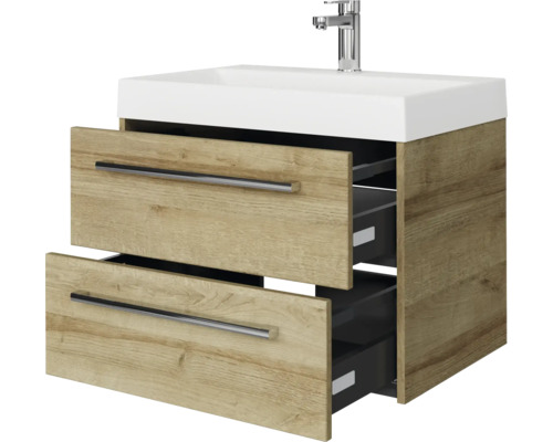 Wastafelonderkast in houtlook met twee geopende laden, witte wastafel en verchroomde kraan.