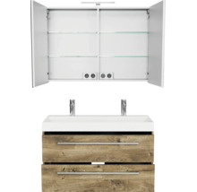 Moderne badkamerset met open spiegelkast, glazen planchets, dubbele wastafel en onderkast in houtlook met twee lades.