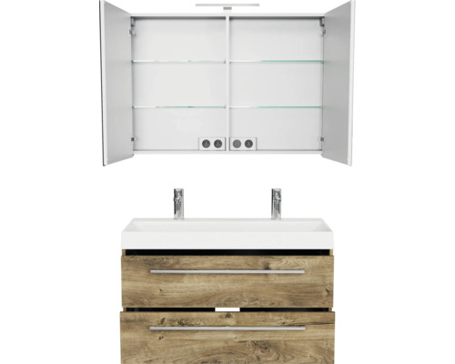 Moderne badkamerset met open spiegelkast, glazen planchets, dubbele wastafel en onderkast in houtlook met twee lades.