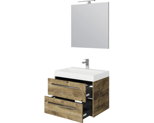 Badkamermeubelset met wastafelonderkast in houtlook, twee open lades, witte wastafel, kraan en spiegel met ledverlichting.