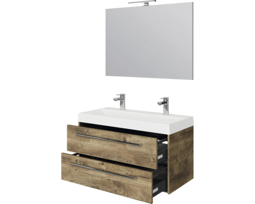 Badkamermeubelset met dubbele wastafel, onderkast in eikenlook met twee laden, spiegel en verlichting.