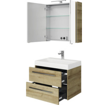 Badkamermeubelset in houtlook met open wastafelonderkast, witte wastafel, kraan en geopende spiegelkast met glazen legplanken.