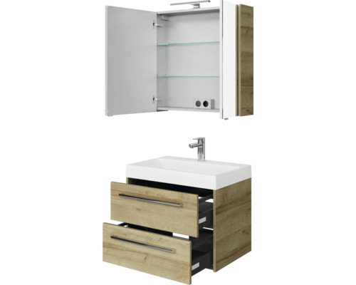 Badkamermeubelset in houtlook met open wastafelonderkast, witte wastafel, kraan en geopende spiegelkast met glazen legplanken.