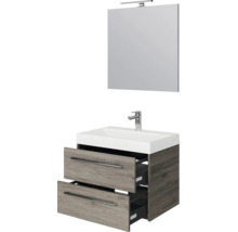 Badmeubelset met een wastafelonderkast in houtlook met twee laden, een witte wastafel, kraan en een spiegel met lamp.