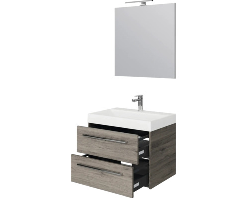 Badmeubelset met een wastafelonderkast in houtlook met twee laden, een witte wastafel, kraan en een spiegel met lamp.