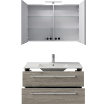 Badkamermeubelset bestaande uit een open spiegelkast met glazen planken en stopcontacten, een wastafel met kraan en een onderkast in houtlook.