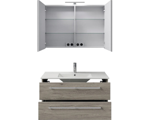 Badkamermeubelset bestaande uit een open spiegelkast met glazen planken en stopcontacten, een wastafel met kraan en een onderkast in houtlook.