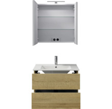 Badmeubelset met open spiegelkast, verlichting, stopcontact, glazen schappen en wastafelmeubel in eikenlook met witte wastafel en kraan.