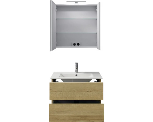 Badmeubelset met open spiegelkast, verlichting, stopcontact, glazen schappen en wastafelmeubel in eikenlook met witte wastafel en kraan.
