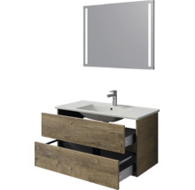 Badkamermeubelset met wastafelonderkast in houtlook met twee lades, witte wastafel, chromen kraan en spiegel met ledverlichting.