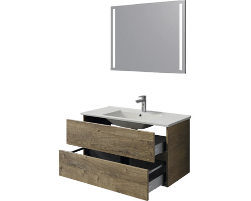 Badkamermeubelset met wastafelonderkast in houtlook met twee lades, witte wastafel, chromen kraan en spiegel met ledverlichting.