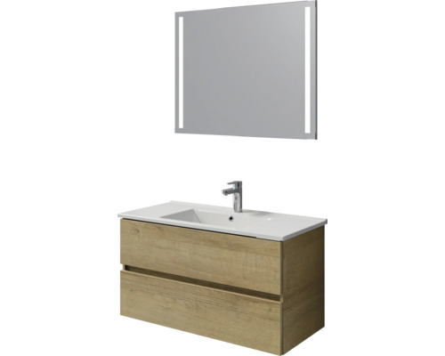 Badmeubelset met wastafelonderkast in eikenlook, twee laden, witte wastafel, mengkraan en spiegel met verticale ledstrips.
