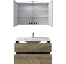 Badkamermeubelset met open spiegelkast, glazen planken, stopcontacten, witte wastafel, kraan en onderkast in houtlook met twee laden.