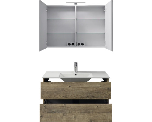 Badkamermeubelset met open spiegelkast, glazen planken, stopcontacten, witte wastafel, kraan en onderkast in houtlook met twee laden.