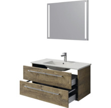 Moderne badkamermeubelset met verlichte spiegel, witte wastafel en onderkast in houtlook met twee geopende lades.