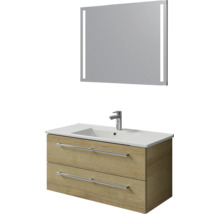 Modern badkamermeubel bestaande uit een onderkast in houtlook met twee lades, een witte wastafel, kraan en spiegel met geïntegreerde verlichting.