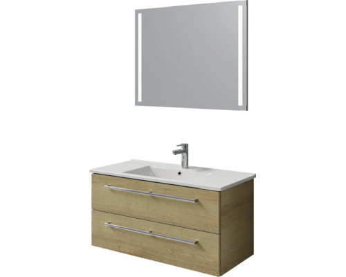 Modern badkamermeubel bestaande uit een onderkast in houtlook met twee lades, een witte wastafel, kraan en spiegel met geïntegreerde verlichting.