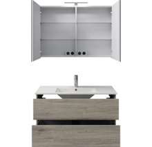 Badmeubelset met spiegelkast, glazen planken, stopcontacten, verlichting, witte wastafel, kraan en onderkast in houtlook met twee laden.