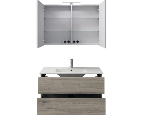Badmeubelset met spiegelkast, glazen planken, stopcontacten, verlichting, witte wastafel, kraan en onderkast in houtlook met twee laden.