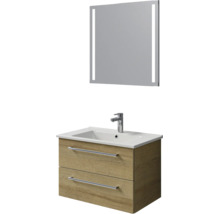 Wastafelmeubel in houtlook, twee laden, witte wastafel, verchroomde kraan en spiegel met geïntegreerde verlichting.